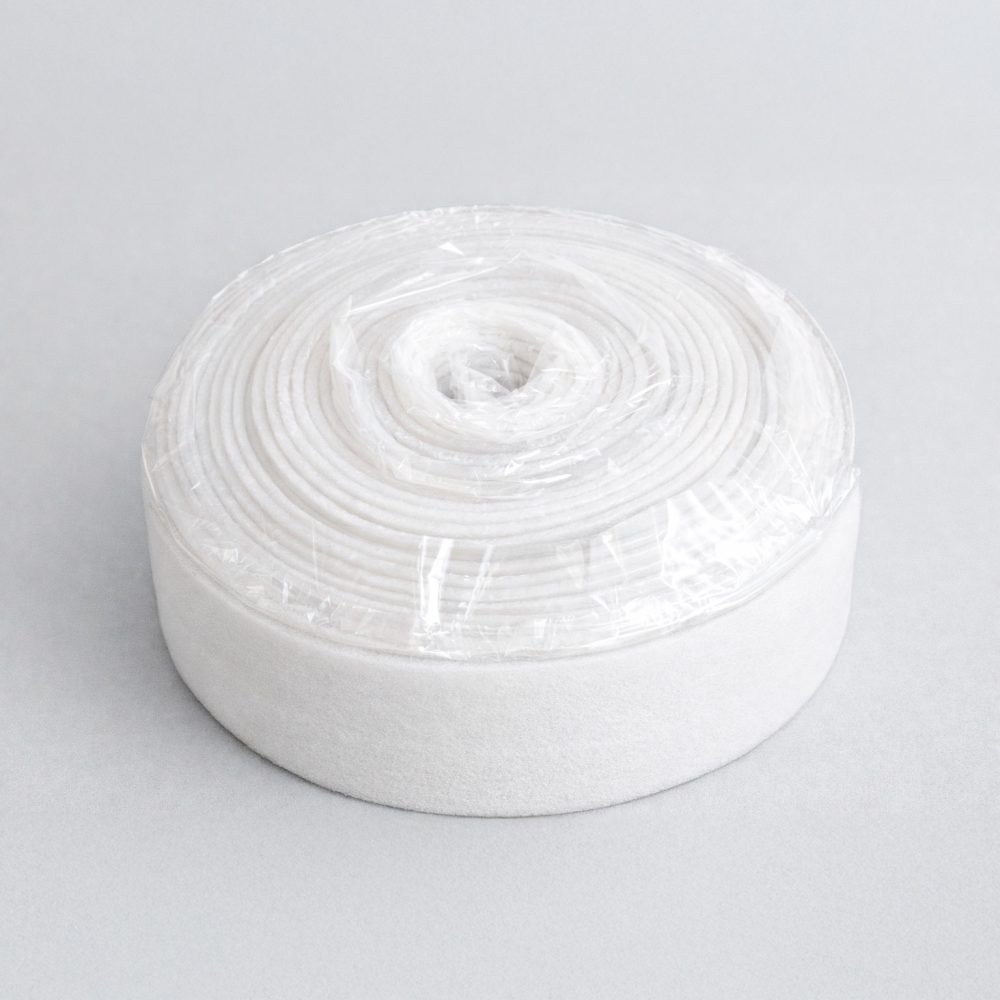 Banda perimetral adhesiva en rollo, ideal para sellado y aislamiento en juntas y cerramientos.