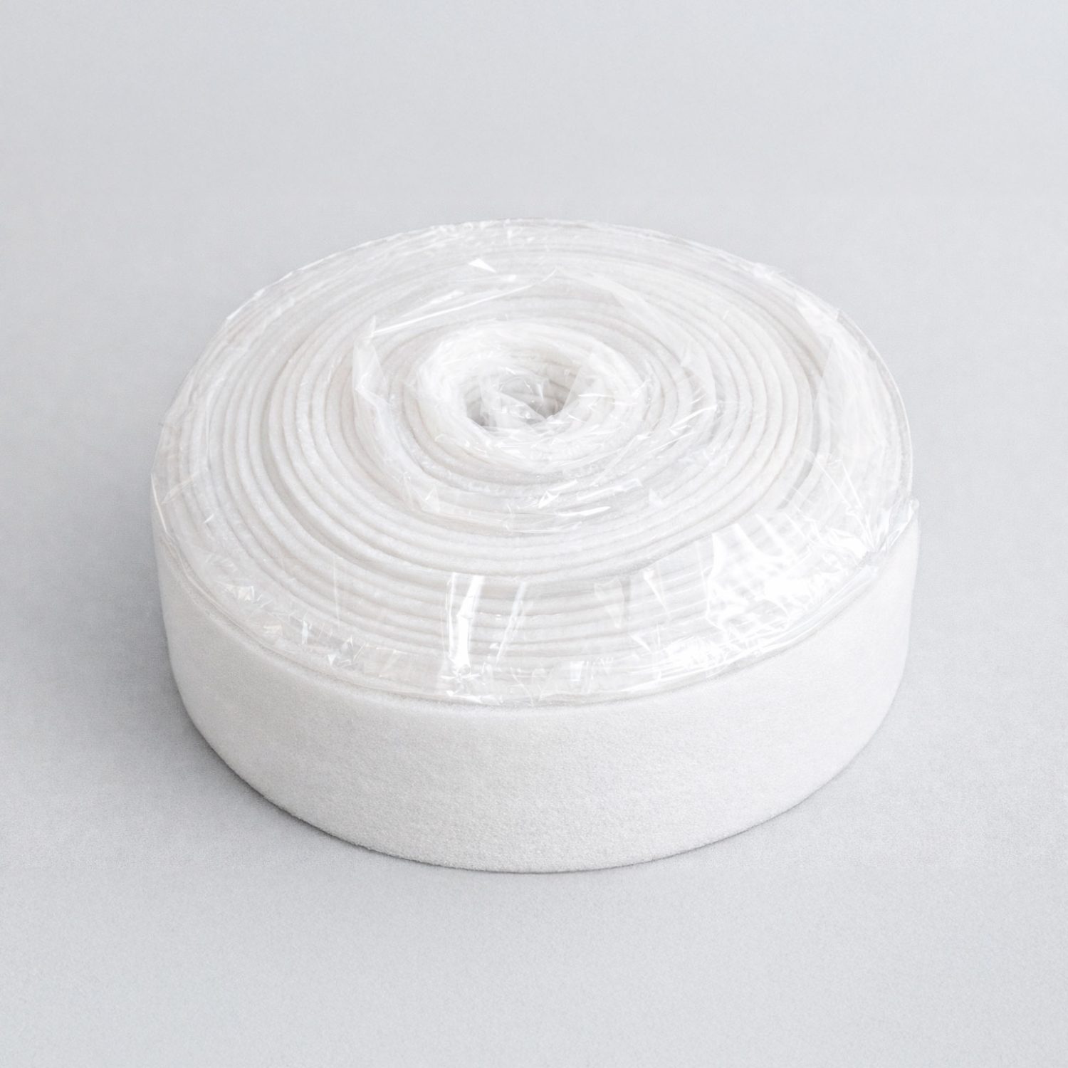 Banda perimetral adhesiva en rollo, ideal para sellado y aislamiento en juntas y cerramientos.