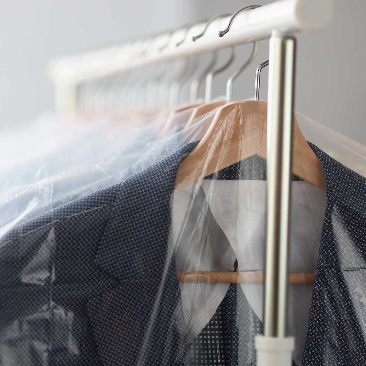 Bolsas con corte tipo hombrera para transporte cómodo de productos.