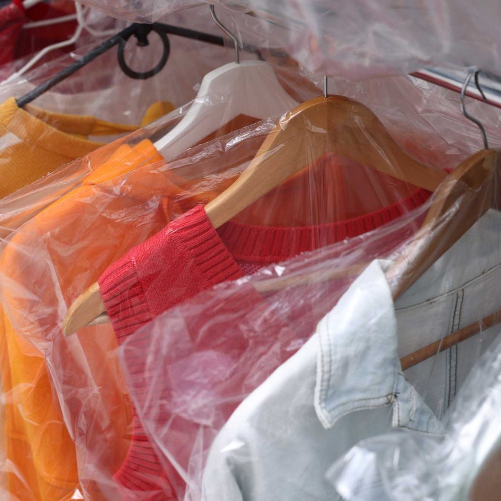 Bolsas con corte tipo hombrera para transporte cómodo de productos.