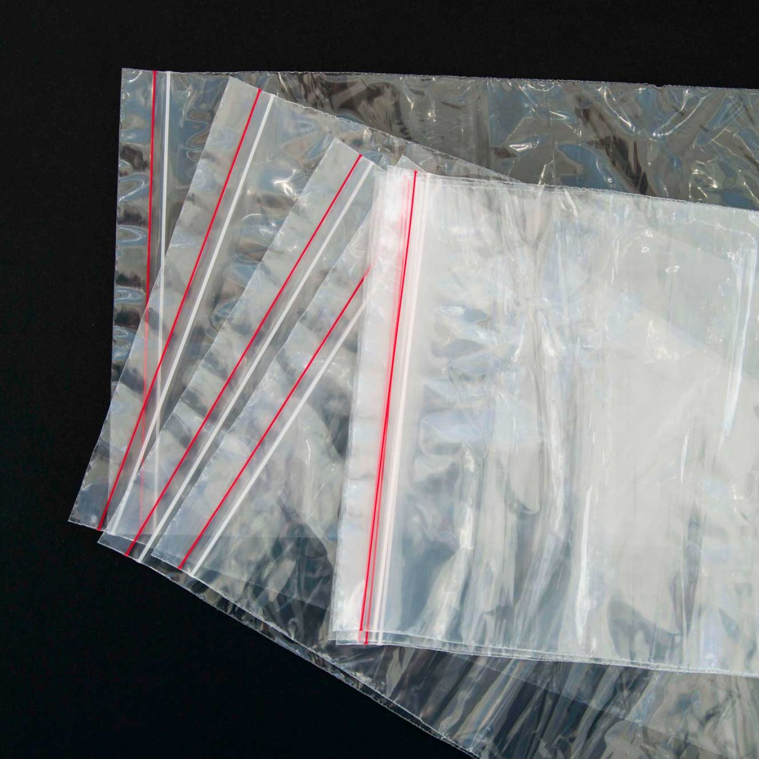 Bolsas de polietileno con autocierre para almacenar y proteger productos.