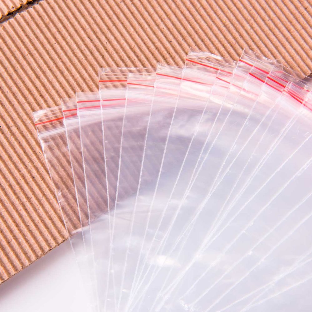Bolsas de polietileno con autocierre para almacenar y proteger productos.