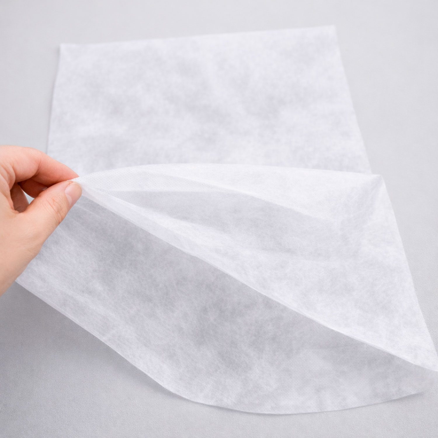 Lámina de tejido sin tejer para fabricación de bolsas reutilizables y embalaje ligero.