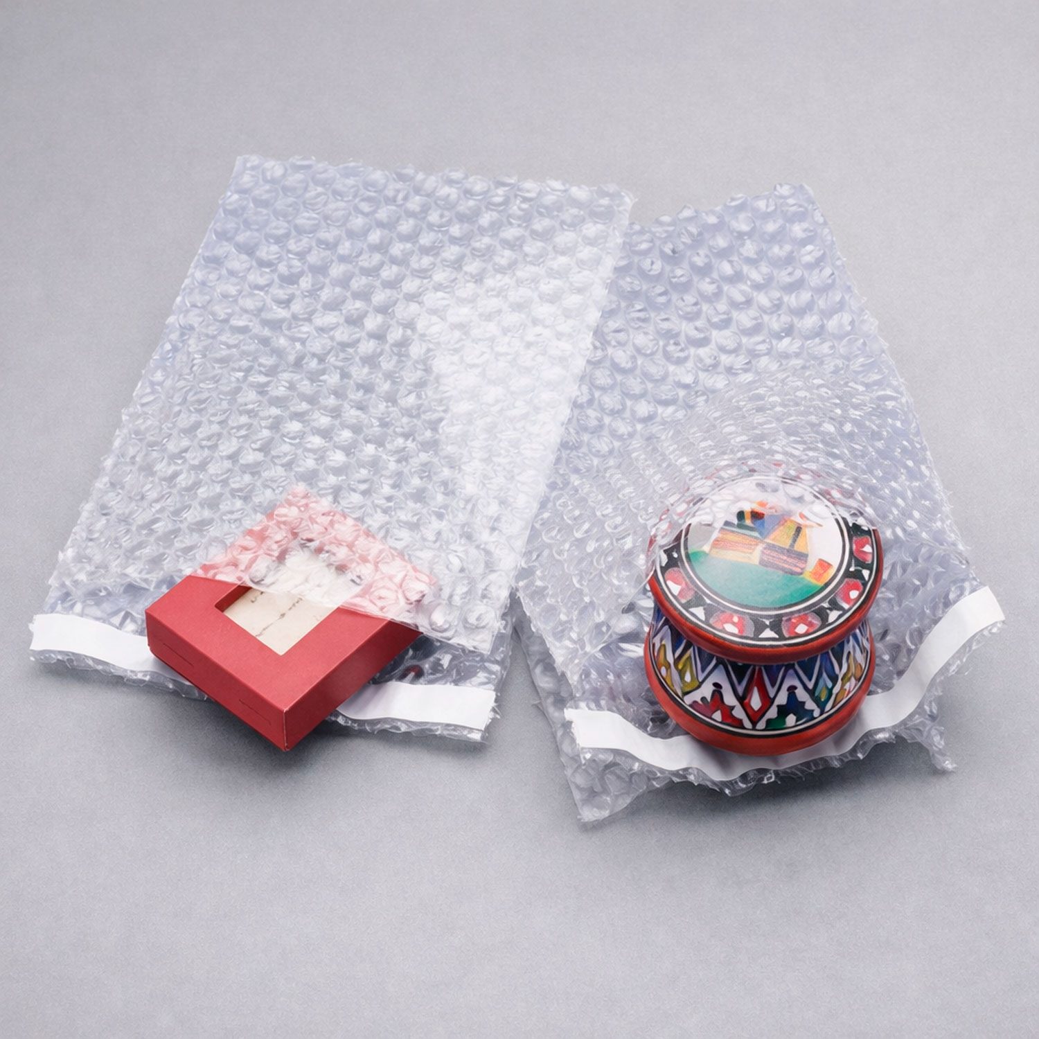 Bolsas de burbuja para embalaje, utilizadas para proteger objetos frágiles como cajas pequeñas o artículos decorativos durante el envío y almacenamiento.