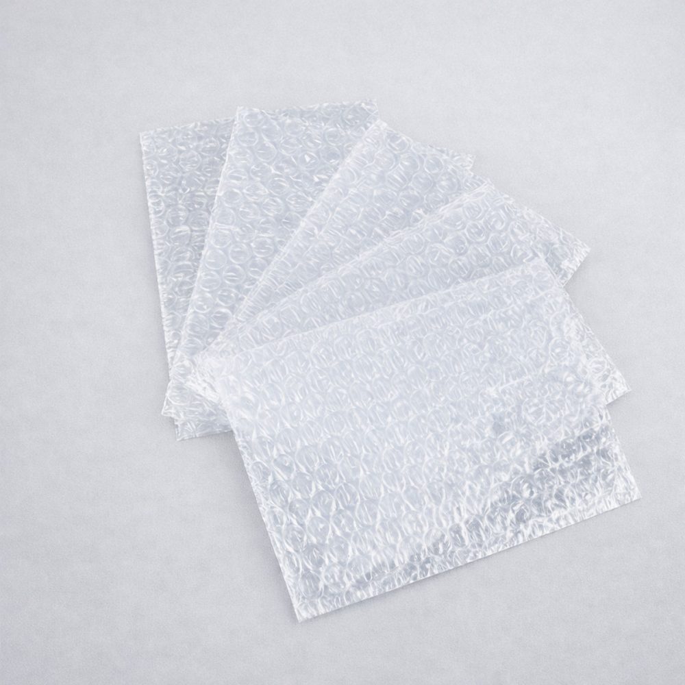 Láminas de plástico de burbuja, ideales para envolver y proteger productos delicados frente a golpes, vibraciones y arañazos durante el transporte o almacenamiento.