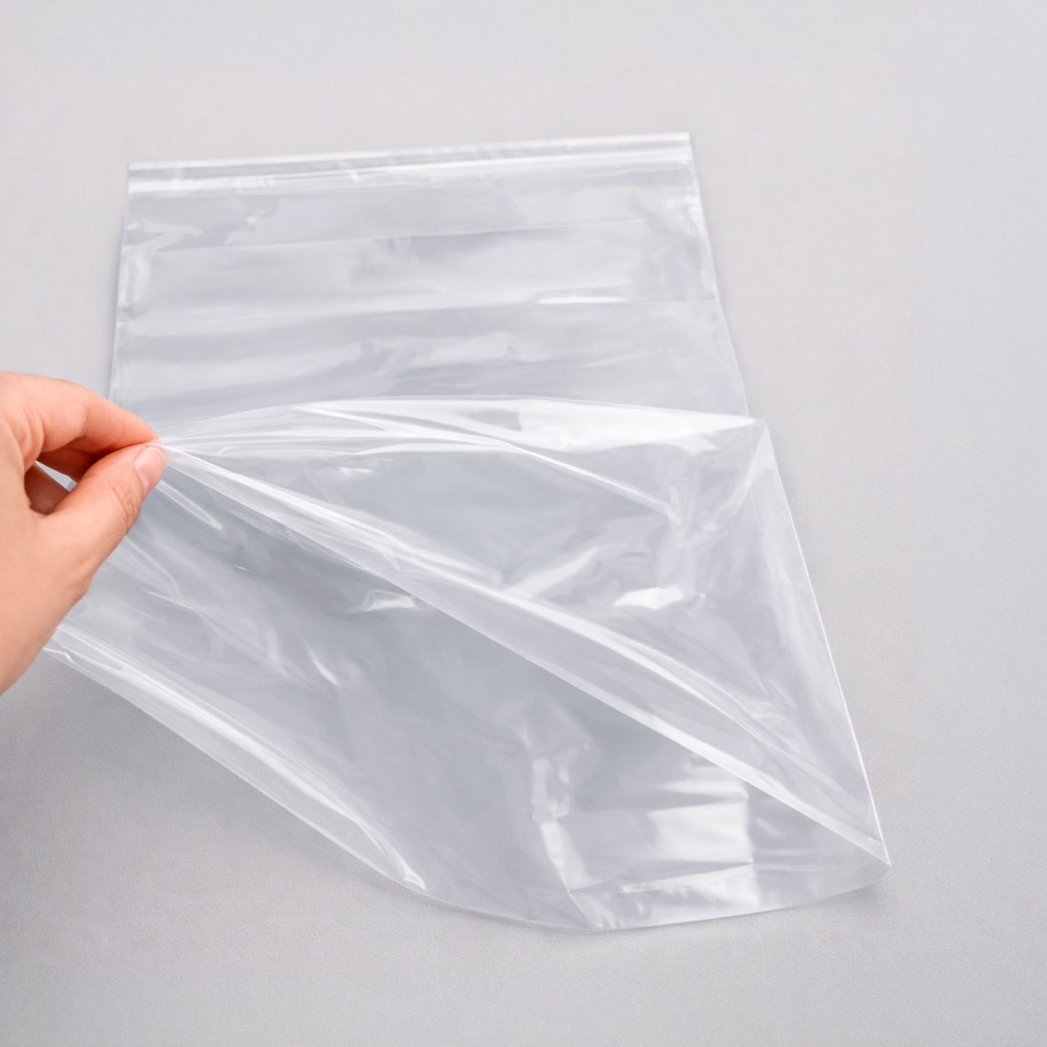 Bolsa de plástico transparente con cierre zip para almacenamiento y protección.