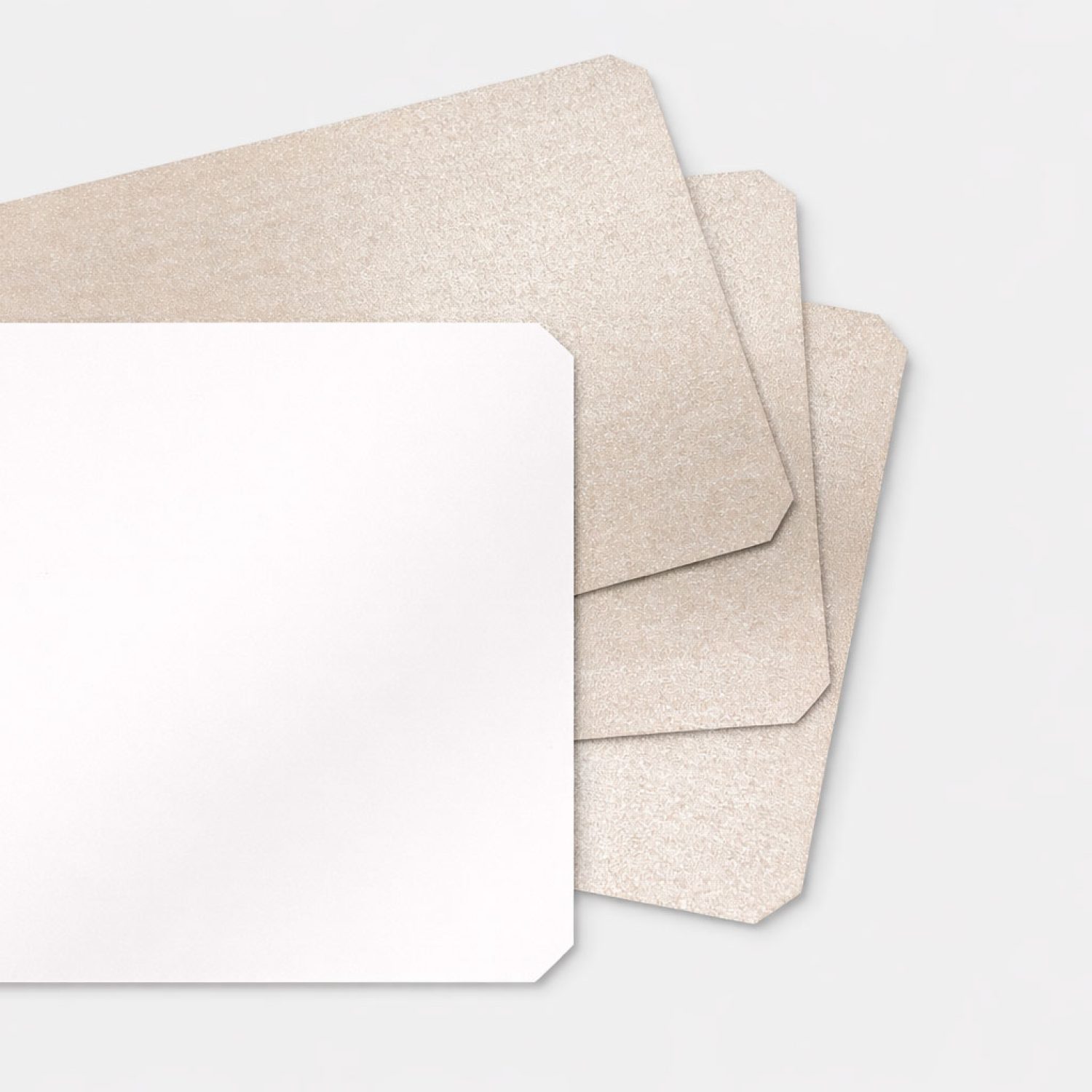 Planchas de cartoncillo blanco y kraft, ideales para envases, estuches y packaging personalizado.