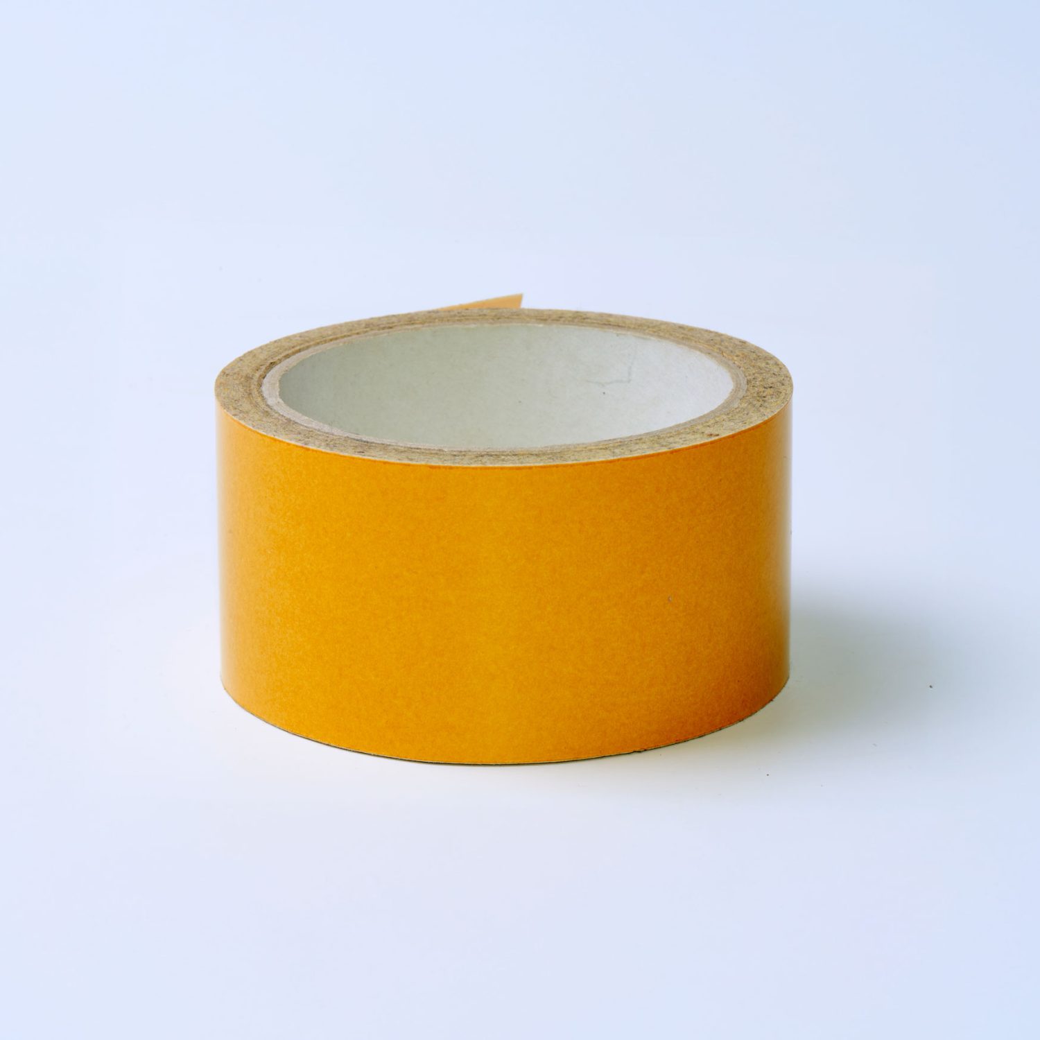 Cinta adhesiva de doble cara para fijación y montaje sin tornillos.