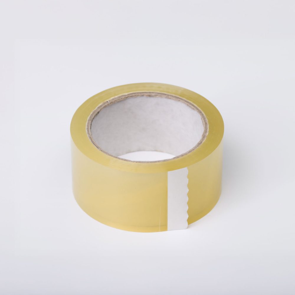 Cinta adhesiva para cerrar, sellar y asegurar embalajes.