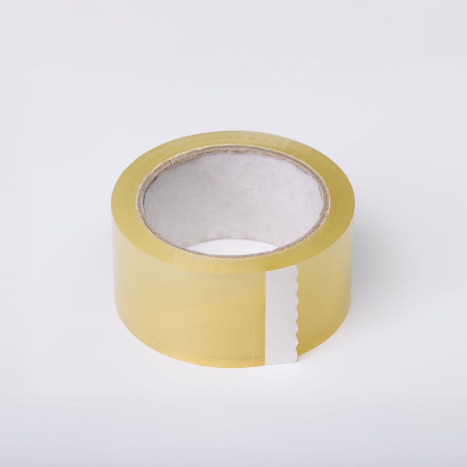 Cinta adhesiva para cerrar, sellar y asegurar embalajes.