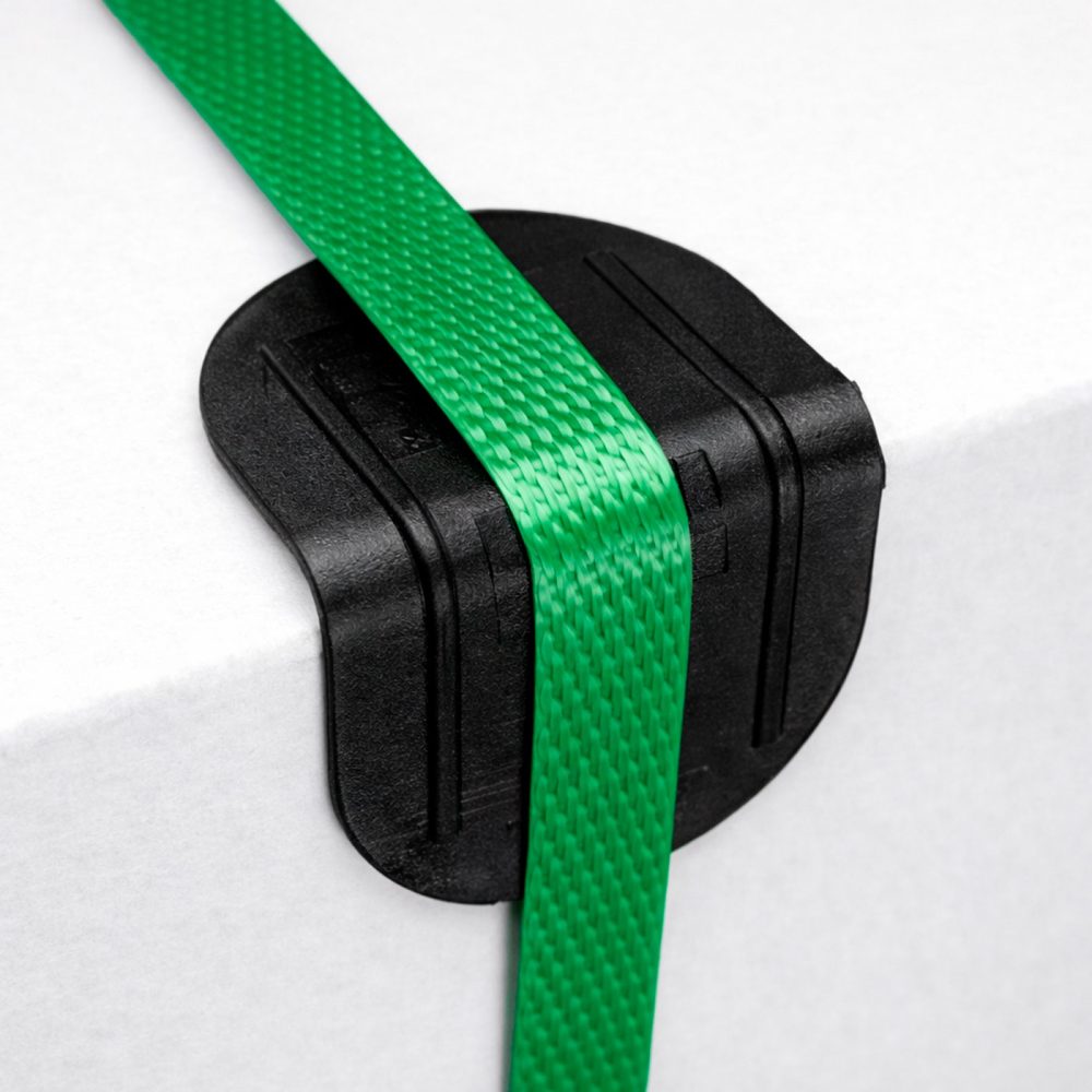 Cuñas de plástico para fleje que protegen las esquinas y aseguran la carga durante el transporte.