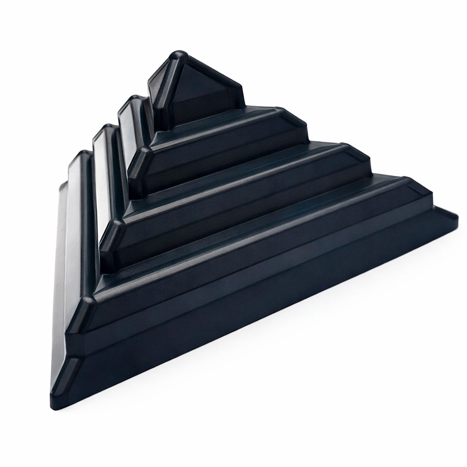 Esquineras de plástico negro apilables, diseñadas para proteger y reforzar las esquinas de mercancías durante el transporte y almacenamiento.