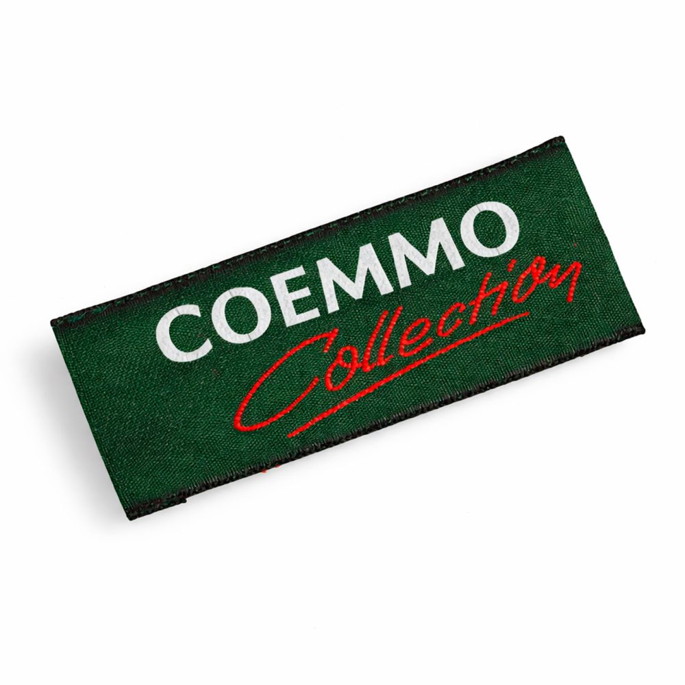 Etiqueta textil personalizada para identificación y marca de productos.