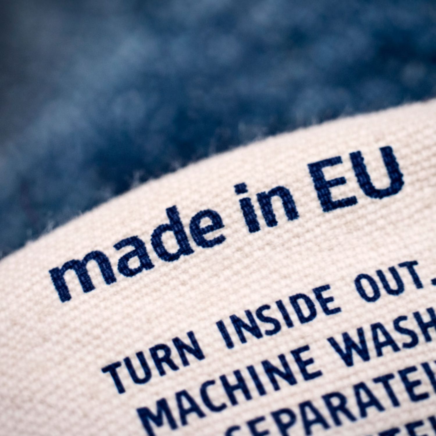 Etiqueta textil con indicación de origen y cuidados de lavado.