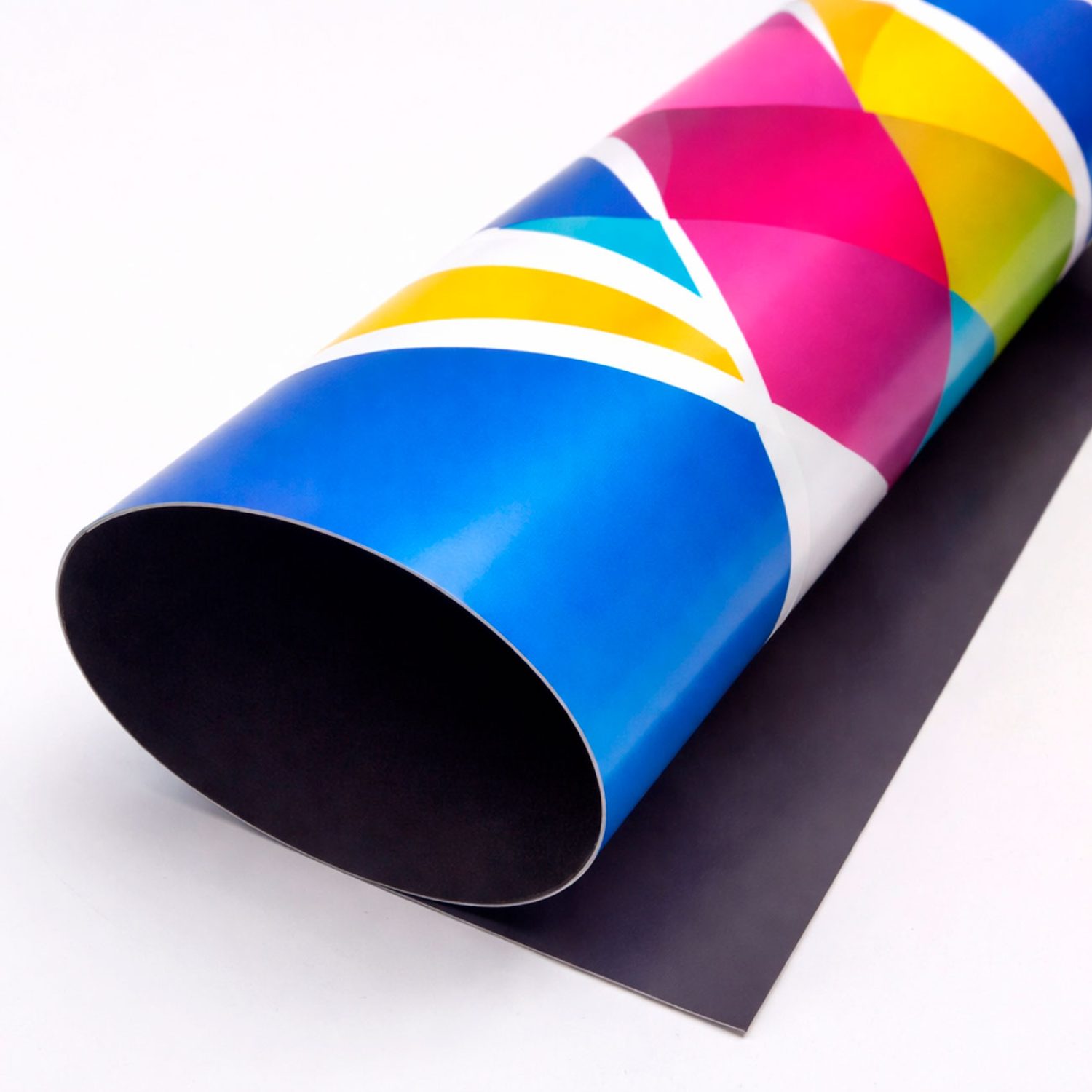 Lámina magnética impresa en color, flexible y enrollable para aplicaciones publicitarias.