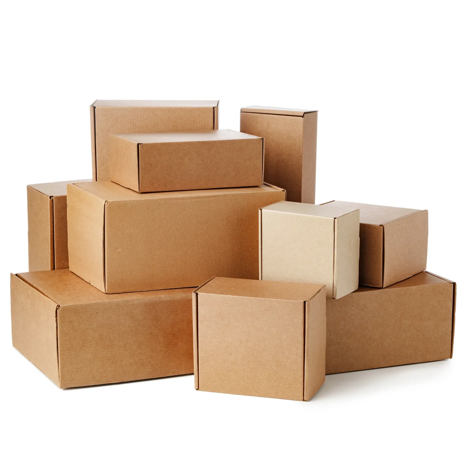 Conjunto de cajas de cartón de diferentes tamaños para embalaje y envío de productos.
