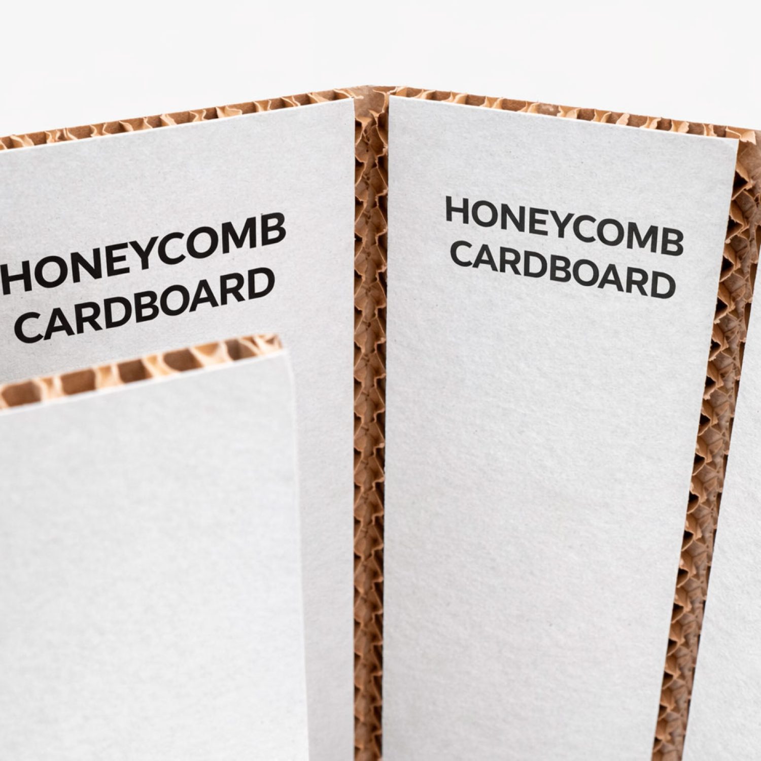 Paneles de cartón nido de abeja con núcleo alveolar, resistentes y ligeros para embalaje y protección estructural.