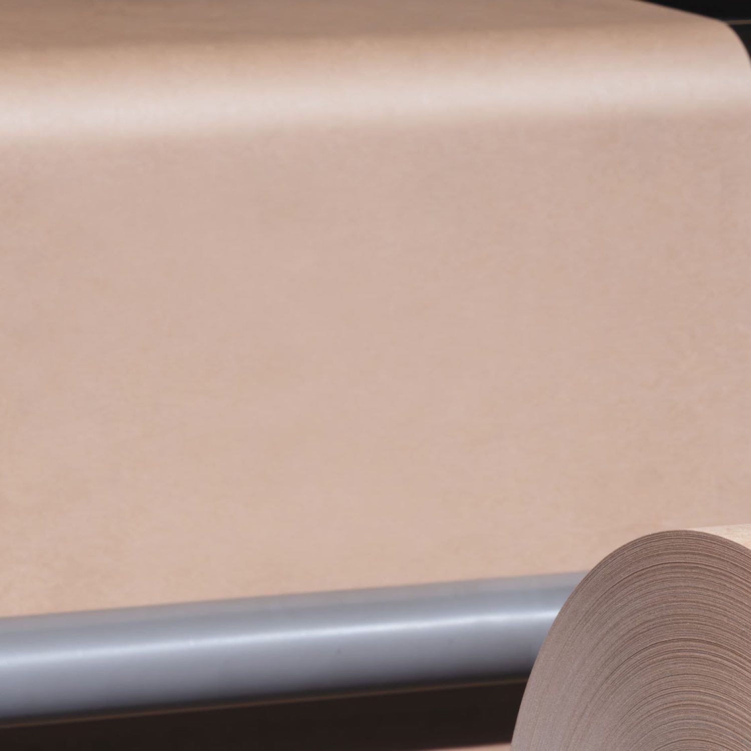 Rollo de papel kraft en proceso de fabricación para embalaje.