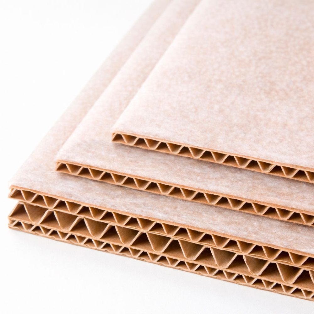 Plancha de cartón con foam para protección y amortiguación en embalaje.