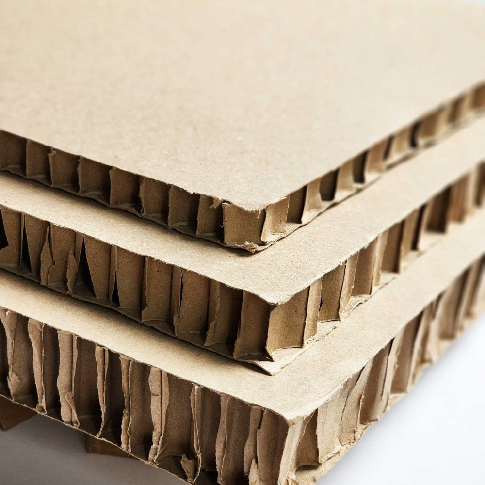Planchas de cartón nido de abeja, solución ligera y resistente para embalaje y protección industrial.