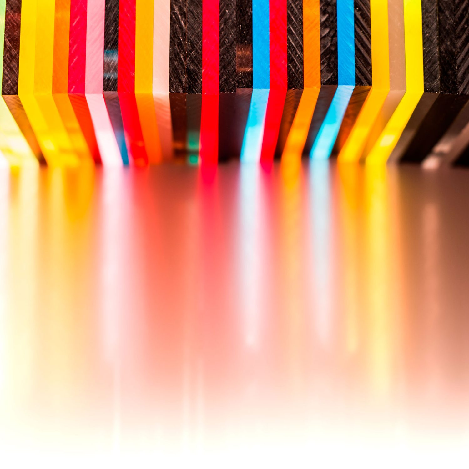 Plancha de metacrilato transparente, rígida y de superficie lisa.