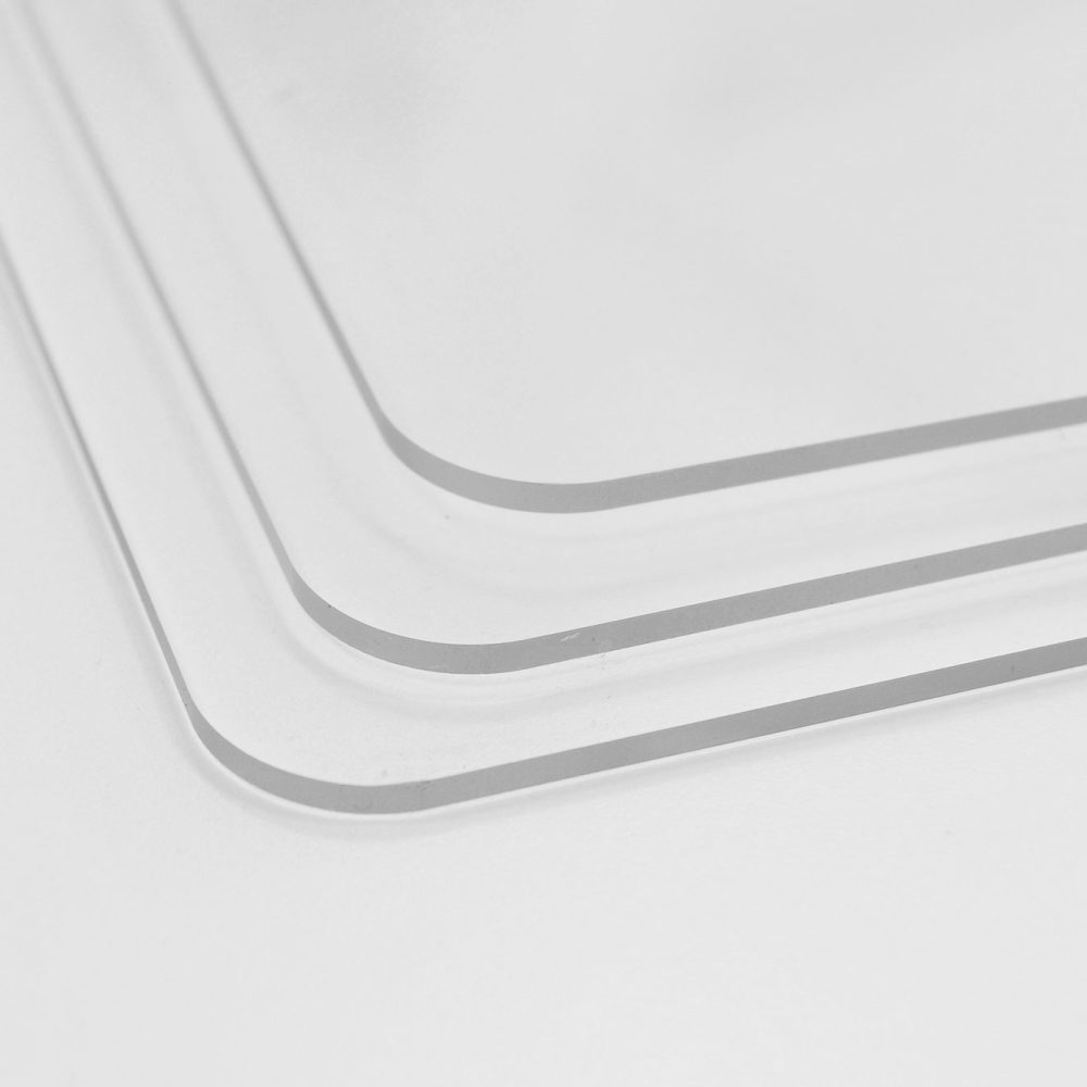 Plancha de metacrilato transparente, rígida y de superficie lisa.