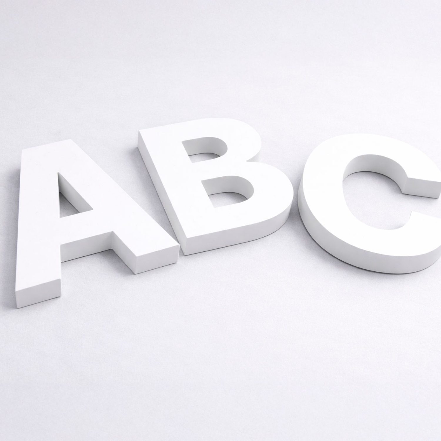 Letras corpóreas en PVC expandido, ligeras y resistentes para señalética y decoración.