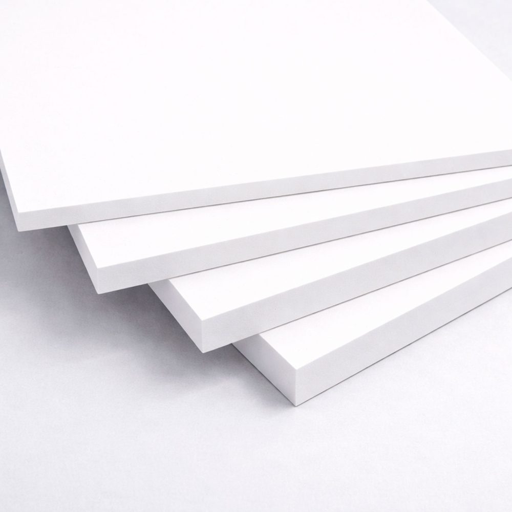 Plancha de PVC expandido blanca, ligera y versátil para impresión y rotulación.