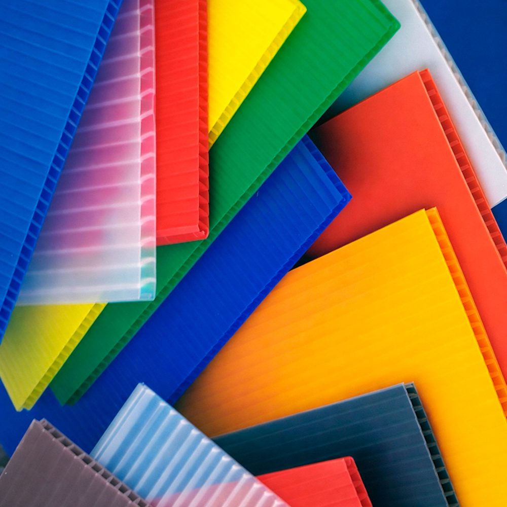 Planchas de cartón plástico de polipropileno celular en varios colores, ligeras y resistentes, ideales para señalización, embalaje y protección.
