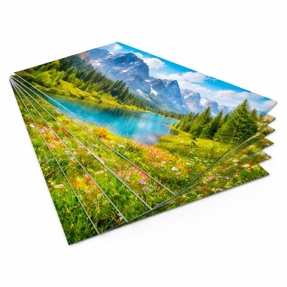 Póster en cartoncillo impreso a todo color, ideal para publicidad y decoración.