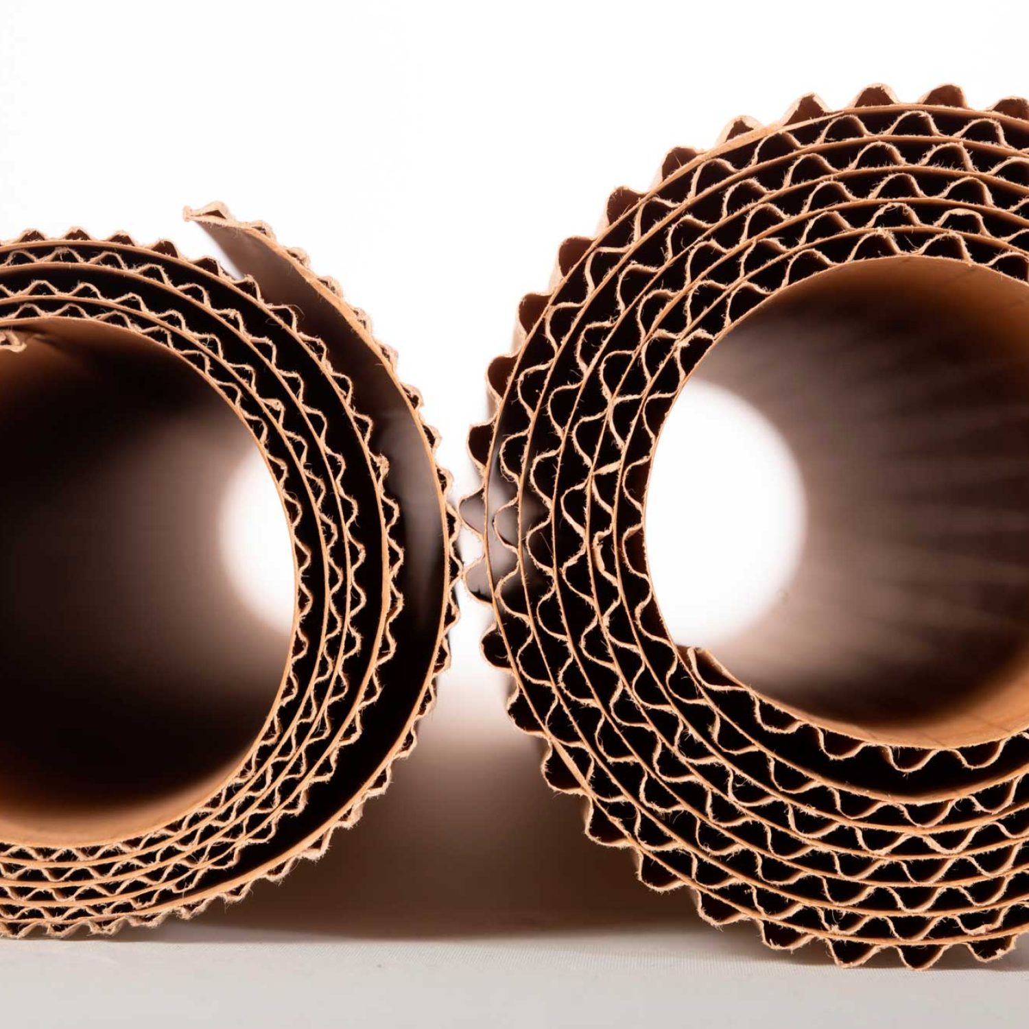 Cartón ondulado para embalaje, protección y refuerzo de cajas.