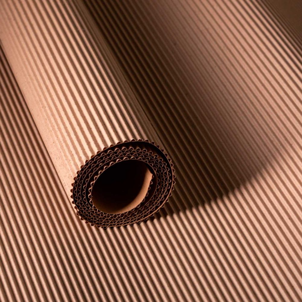 Cartón ondulado para embalaje, protección y refuerzo de cajas.