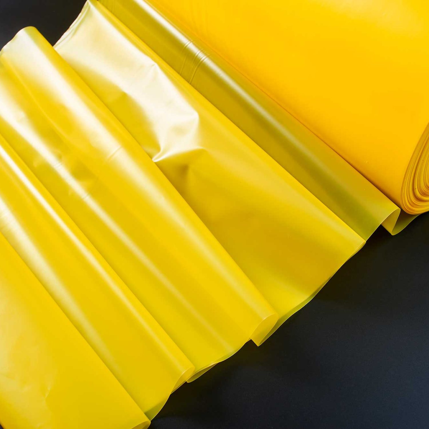 Rollo de plástico amarillo para embalaje, protección y envoltura de productos.