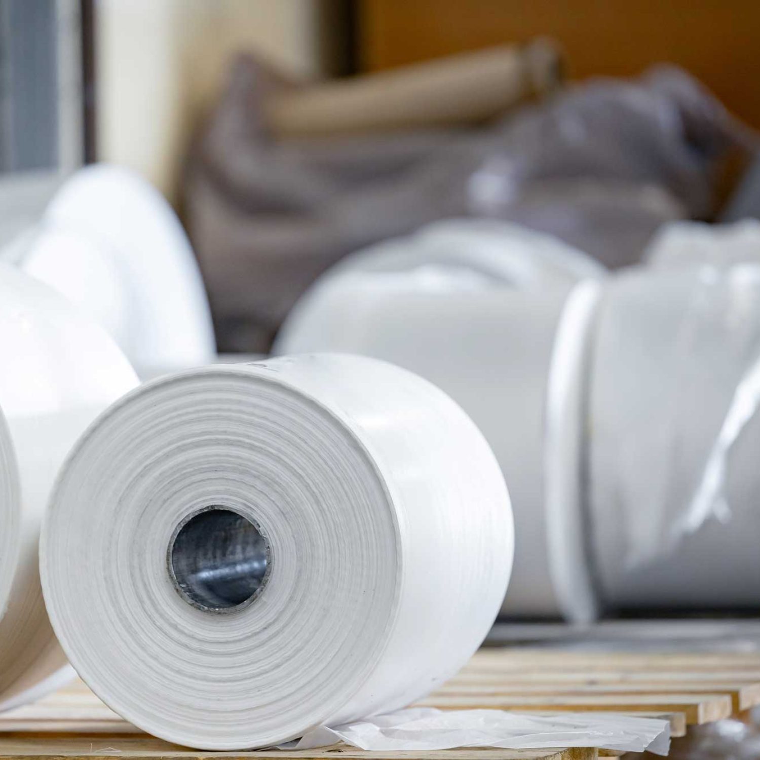 Rollos de plástico blancos para embalaje, protección y envoltura de productos.