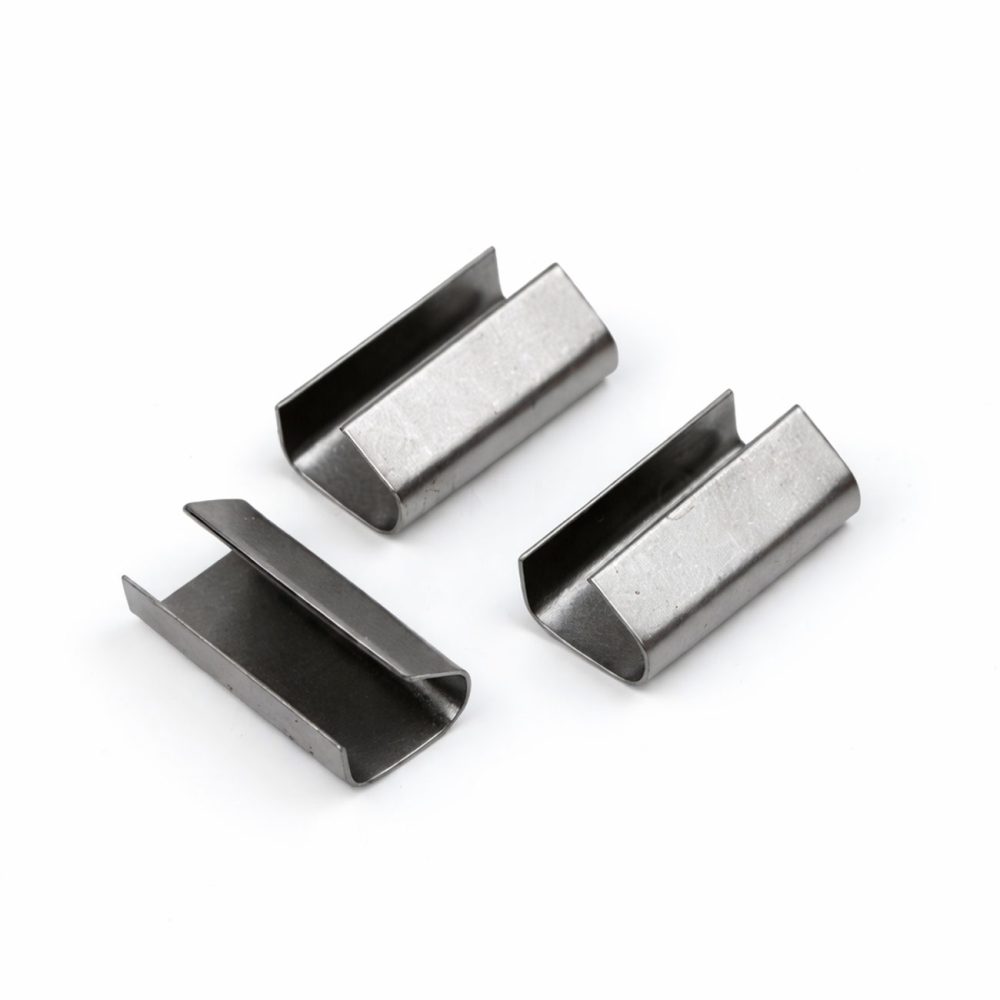 Grapas o sellos metálicos para fleje, diseñados para unir y asegurar cintas de flejado en embalajes y palets, garantizando una sujeción firme y resistente.