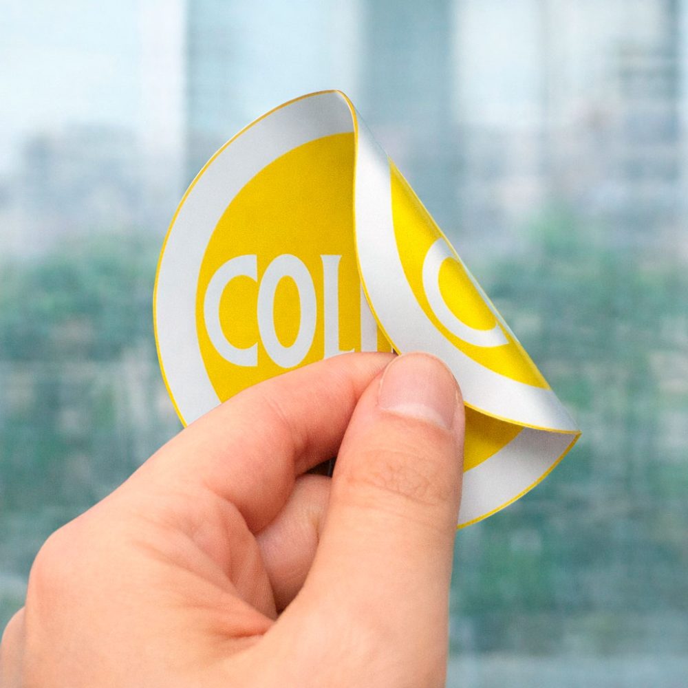 Vinilo adhesivo doble visión para cristales, visible por ambas caras y fácil de aplicar.